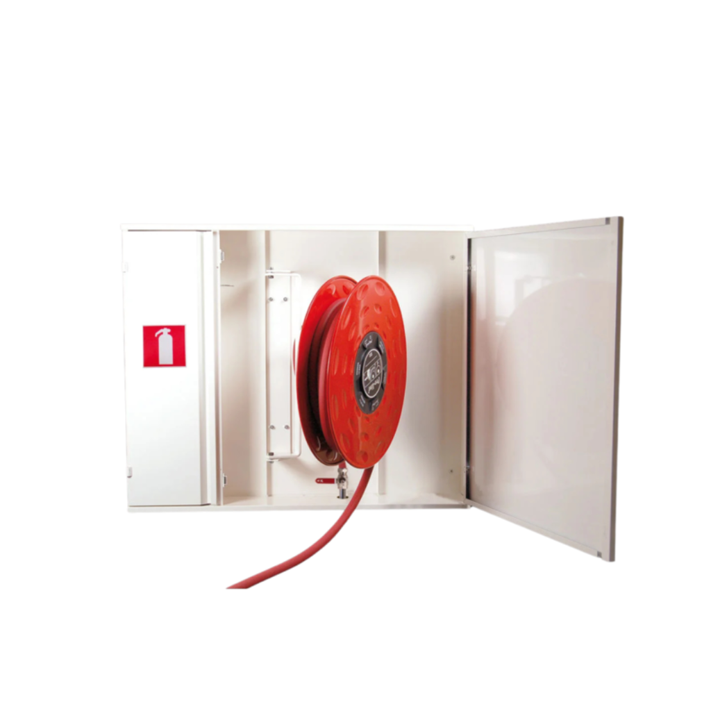 Witte combinatiekast geopend met brandhaspel en brandblusser met pictogrammen