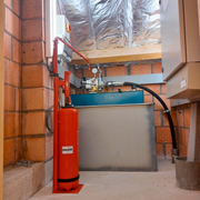 Automatische poederbrandblusser 12kg in machinekamer met cv installatie