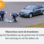 Gebruiksaanwijzing stap 1 voor het gebruiken van een branddeken voor brandende elektrische auto's