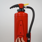 Brandblusser met bevestiging via haak op vat met muurbeugel