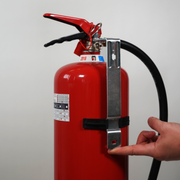 Brandblusser met bevestiging via oog op hals met muurbeugel